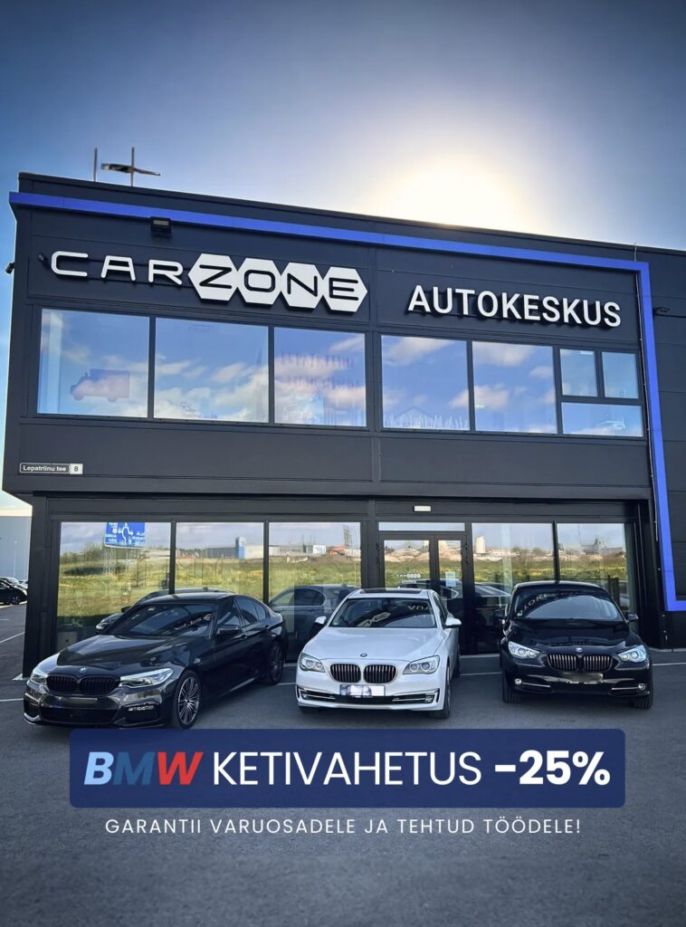 Pargitud autod Carzone autokeskuse hoone ees – esinduslik välivaade.