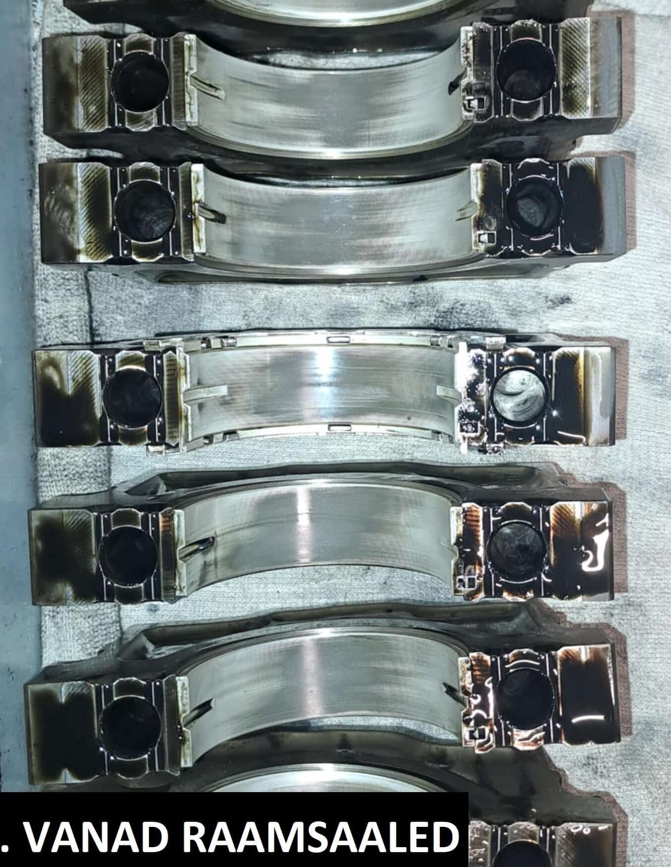 Kulunud BMW raamsaaled lähivaates – mootori laagrite märgatav kulumine ja kahjustused.