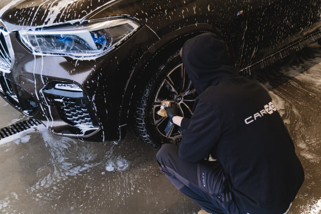 BMW velje ja rehvi põhjalik käsipesu – detailne velgede puhastus Carzone autopesu teenuse käigus.