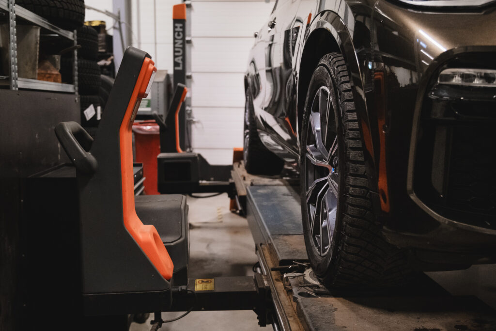 BMW rataste sillareguleerimine Carzone autokeskuses – veermiku geomeetria mõõtmine ja seadistus stendis.