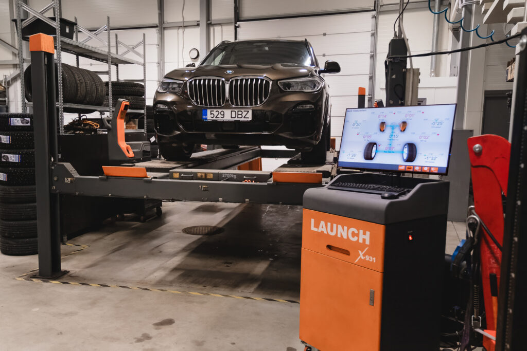 BMW X5 sillareguleerimises Carzone autokeskuses – veermiku geomeetria kontroll ja rataste seadistus Launch stendis.