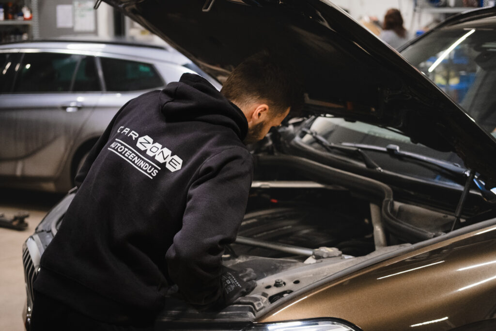 Carzone autoteeninduse mehaanik teostab BMW hooldust – mootori kontroll ja remont töökojas.