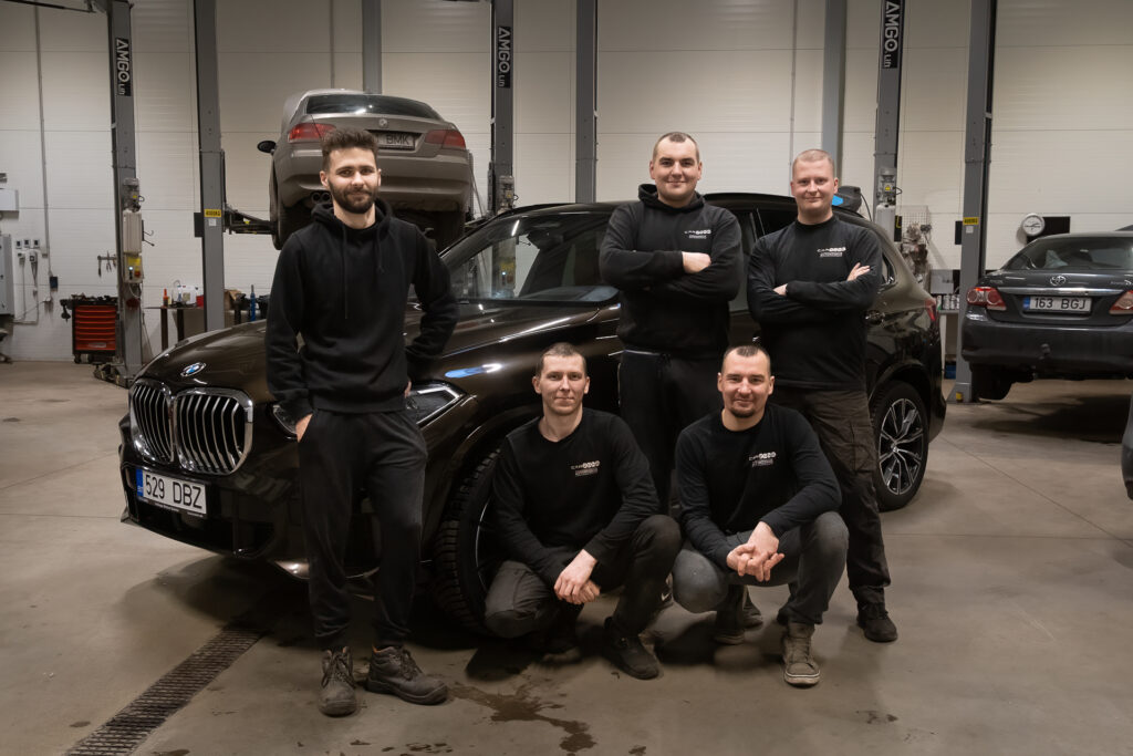 Carzone autokeskuse meeskond. Kogenud BMW hoolduse ja remondi spetsialistid töökojas.