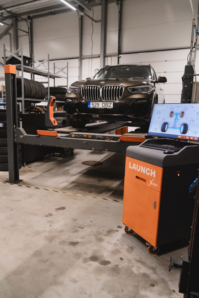 BMW X5 sillareguleerimises Carzone autokeskuses – veermiku geomeetria kontroll ja rataste seadistus Launch stendis.