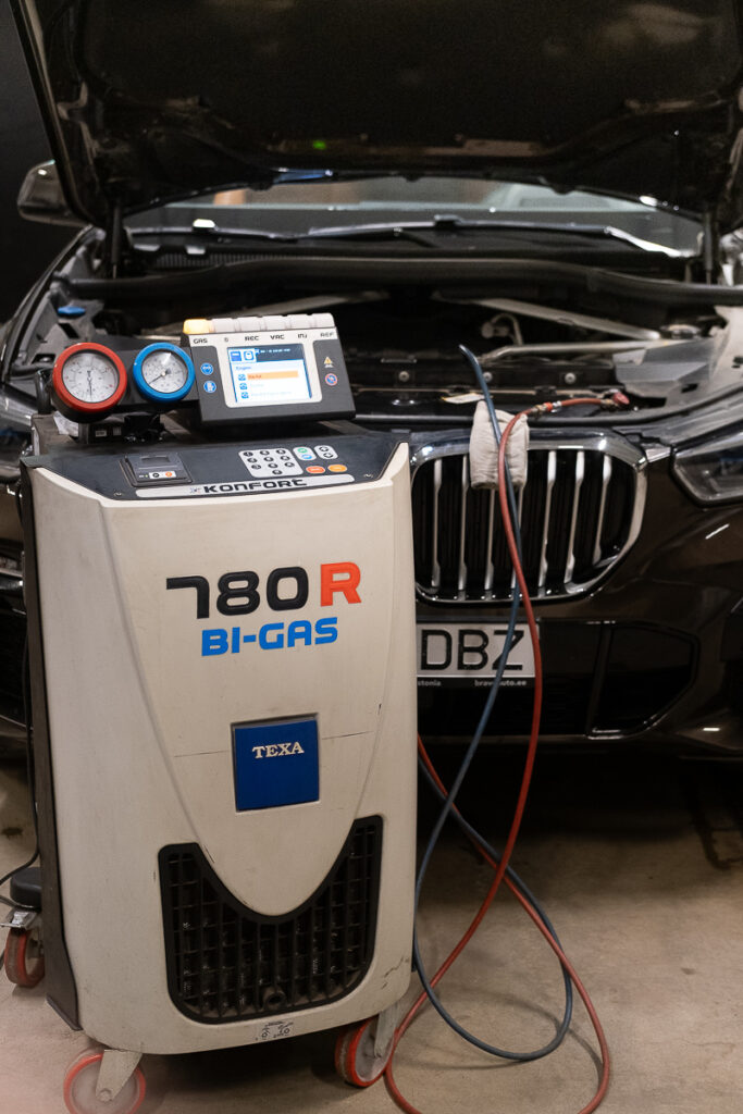 BMW kliimasüsteemi hooldus Carzone autokeskuses Tallinnas – kliima kontroll ja täitmine professionaalse seadmega.