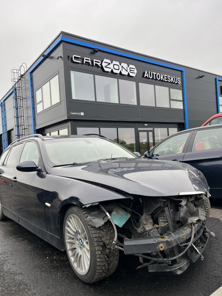 Avariiline BMW Carzone autokeskuse ees Tallinnas – kere- ja värvitööde ning kahjukäsitluse eelvaade.