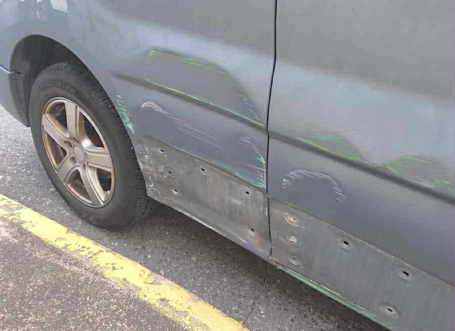 Auto küljekarbi kahjustus ja eemaldatud liist – ettevalmistus pleki- ja värvitöödeks Carzone autokeskuses Tallinnas.